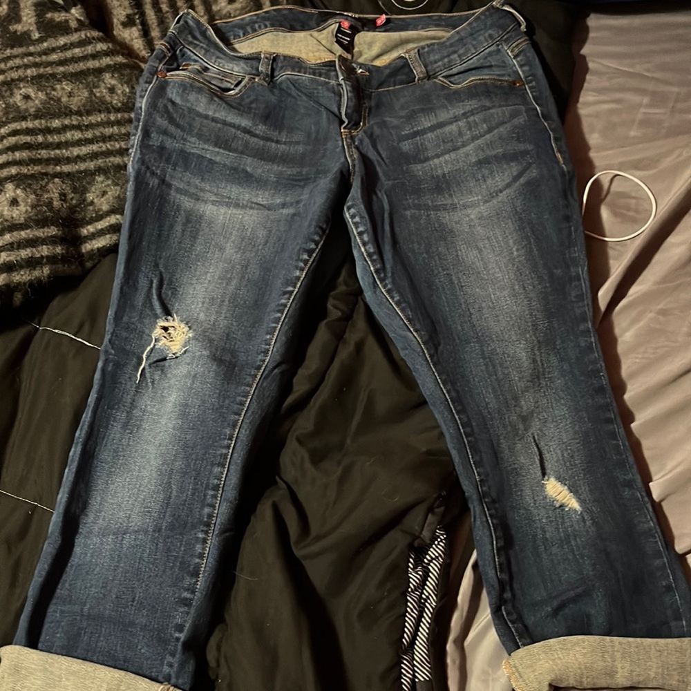 Torrid destroyed denim capri 😎
